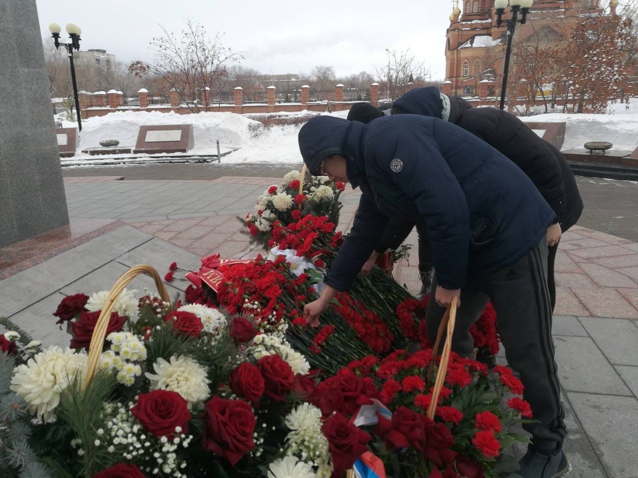 ВОЗЛОЖЕНИЕ ЦВЕТОВ К МЕМОРИАЛУ ВОИНАМ-ИНТЕРНАЦИОНАЛИСТАМ